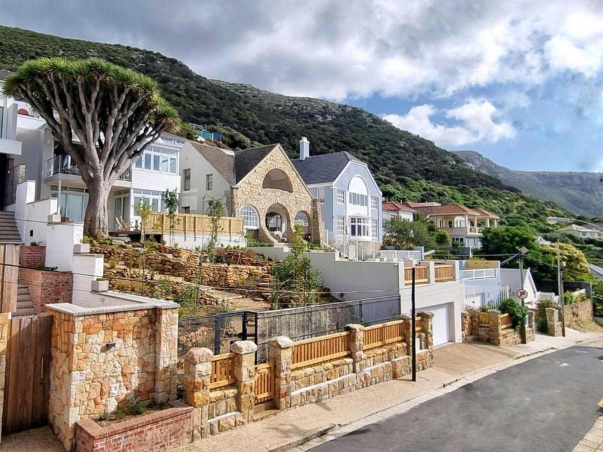 The Dragon Tree Guesthouse カーク・ベイ エクステリア 写真