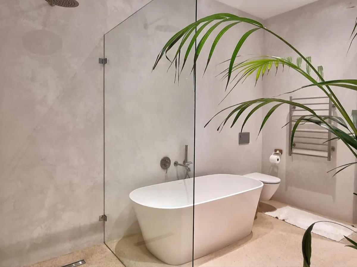 The Dragon Tree Guesthouse カーク・ベイ エクステリア 写真
